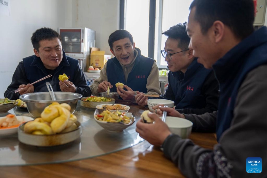 Reportage fotografico sui lavoratori della sezione di manutenzione della segnaletica ferroviaria più alta del mondo