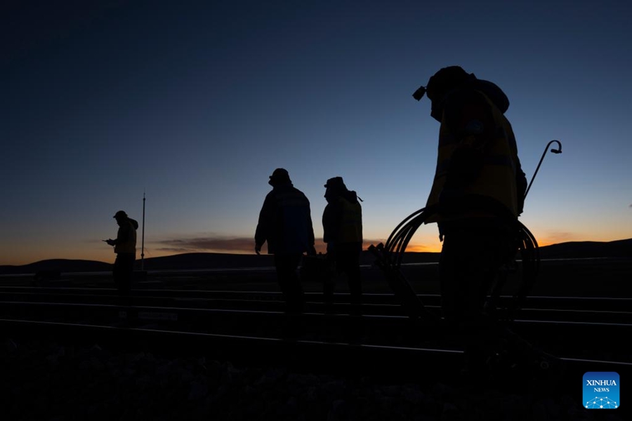 Reportage fotografico sui lavoratori della sezione di manutenzione della segnaletica ferroviaria più alta del mondo