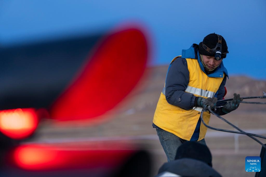 Reportage fotografico sui lavoratori della sezione di manutenzione della segnaletica ferroviaria più alta del mondo