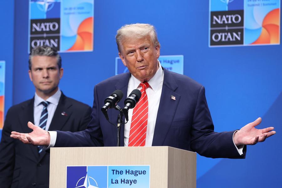 Il Presidente degli Stati Uniti Donald Trump (in primo piano) partecipa a una conferenza stampa al termine del vertice NATO all'Aia, nei Paesi Bassi. (25 giugno 2025 - Xinhua/Zhao Dingzhe)