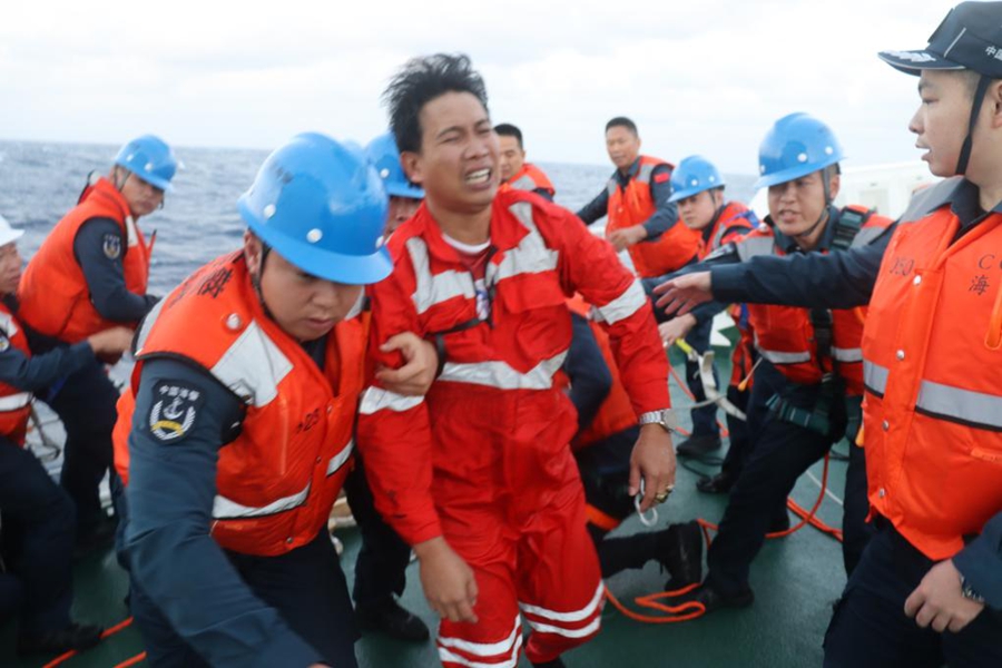Membri della Guardia Costiera cinese soccorrono un membro dell'equipaggio filippino in seguito al naufragio di una nave mercantile straniera nelle acque territoriali di Huangyan Dao, nel sud della Cina. (23 gennaio 2026 - Guardia Costiera cinese/via Xinhua)