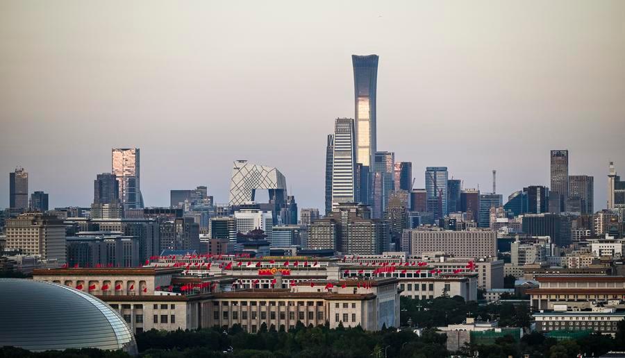 Lo skyline del distretto centrale degli affari (CBD) al crepuscolo a Beijing, capitale della Cina. (2 settembre 2024 - Xinhua/Wang Jianhua)