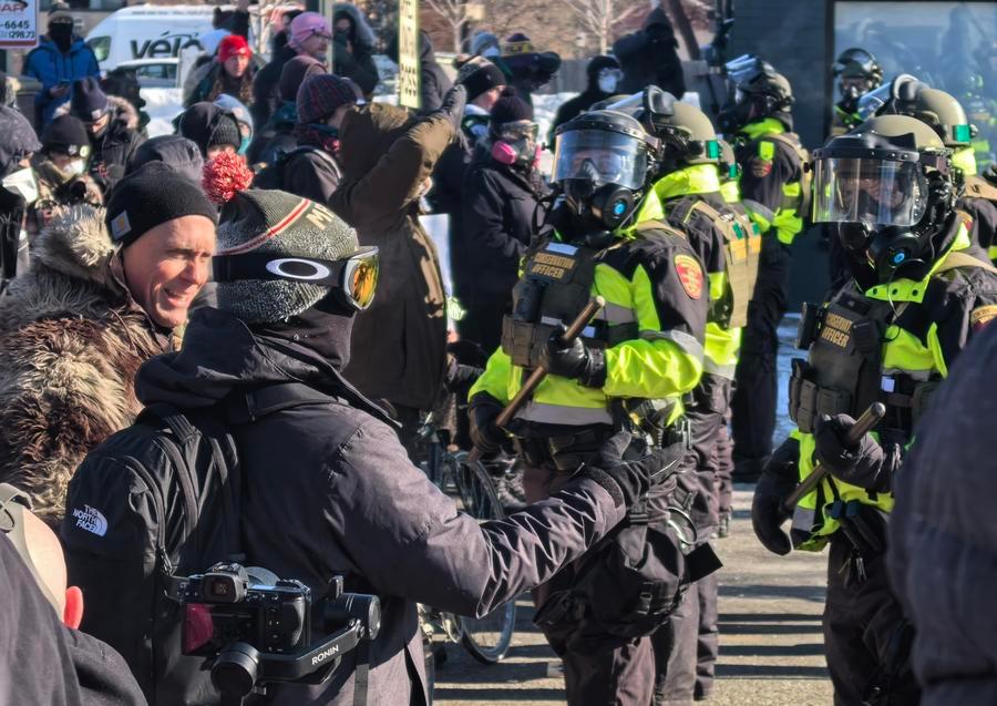 Foto scattata con un telefono cellulare, mostra persone che partecipano a una protesta a Minneapolis, Minnesota, Stati Uniti. (24 gennaio 2026 - Xinhua)