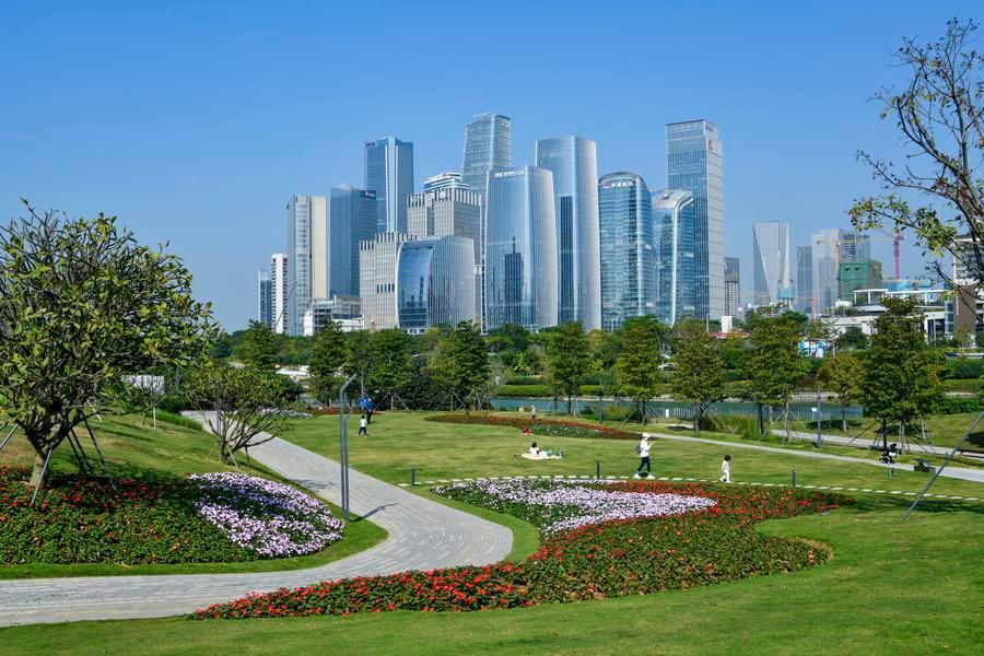 La zona di cooperazione per l'industria dei servizi moderni di Qianhai Shenzhen-Hong Kong a Shenzhen, nella provincia del Guangdong, nella Cina meridionale. (8 dicembre 2022 - Xinhua/Liang Xu)
