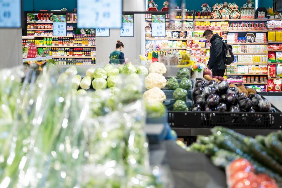 Un residente fa la spesa in un supermercato nella comunità di Wenhua, nella Nuova Area di Xiong'an, nella provincia dello Hebei, nel nord della Cina. (25 novembre 2025 - Xinhua/Wu Zhizun)