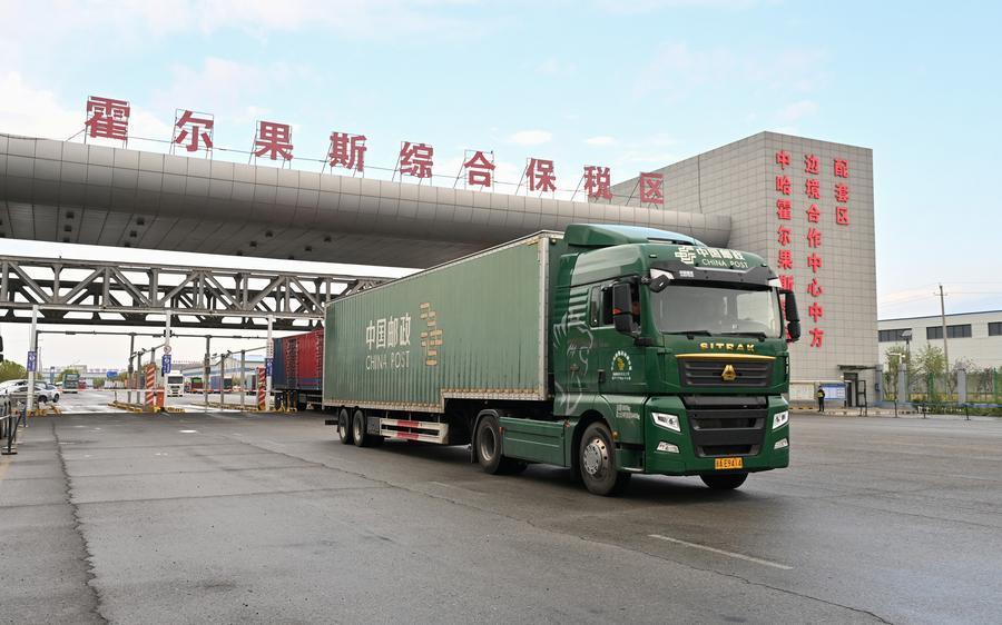 Un camion postale lascia la zona vincolata comprensiva di Horgos, nella Regione Autonoma Uigura dello Xinjiang, nel nord-ovest della Cina. (11 settembre 2025 - Xinhua/Li He)