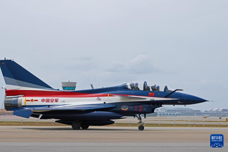 Aerei caccia J-10 della squadra acrobatica dell'EPL arrivano a Singapore per l'Airshow