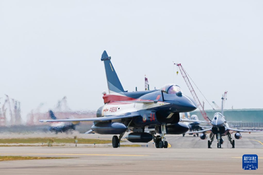 Aerei caccia J-10 della squadra acrobatica dell'EPL arrivano a Singapore per l'Airshow