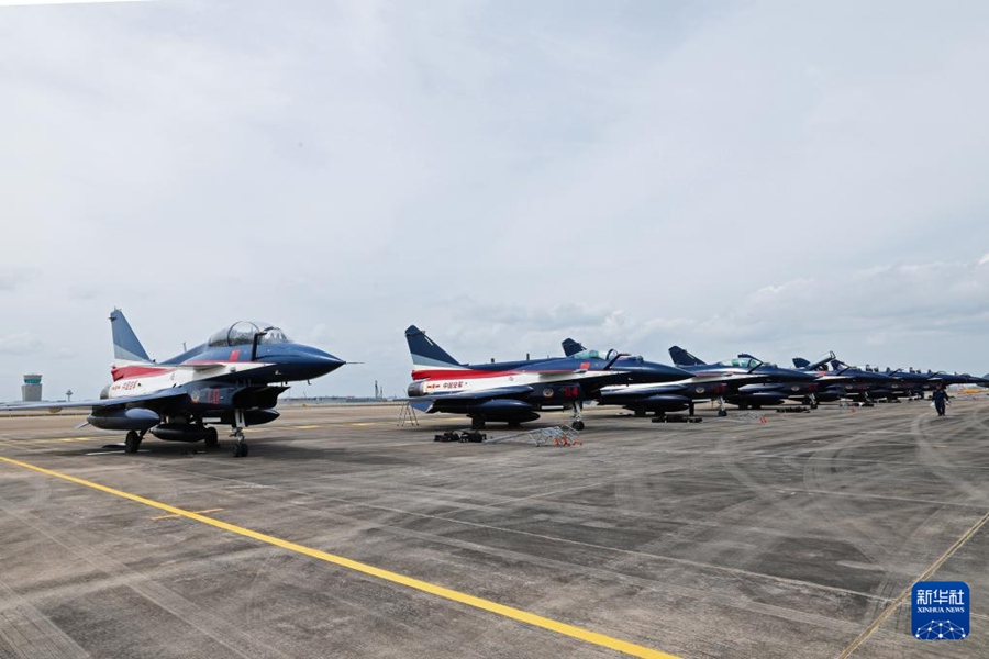 Aerei caccia J-10 della squadra acrobatica dell'EPL arrivano a Singapore per l'Airshow