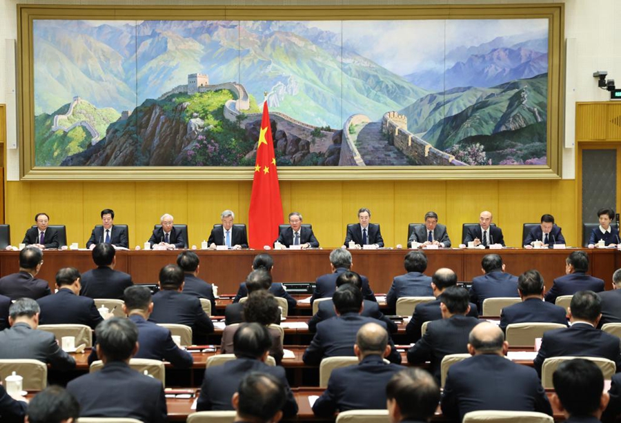 Il Premier cinese Li Qiang interviene a una riunione del Consiglio di Stato sulla buona amministrazione. (27 gennaio 2026 - Xinhua/Huang Jingwen)