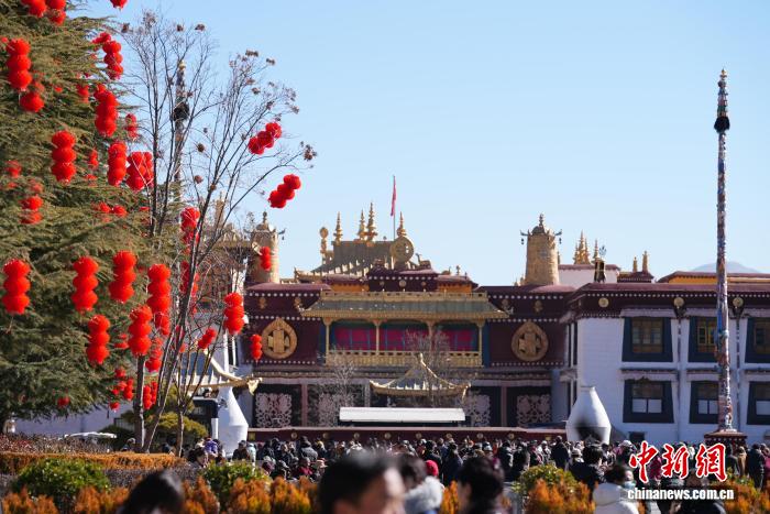Si avvicina il Capodanno tibetano, l'atmosfera festosa cresce per le strade di Lhasa