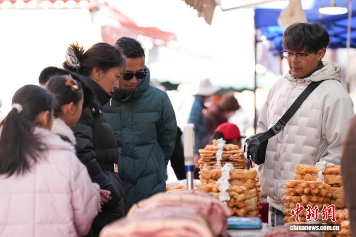 Si avvicina il Capodanno tibetano, l'atmosfera festosa cresce per le strade di Lhasa
