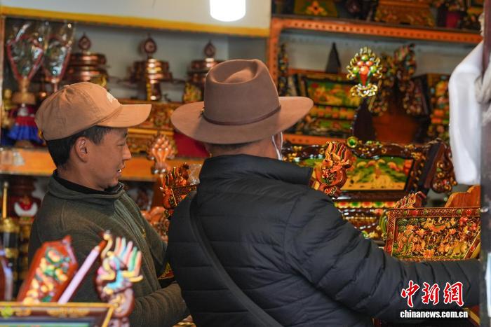 Si avvicina il Capodanno tibetano, l'atmosfera festosa cresce per le strade di Lhasa