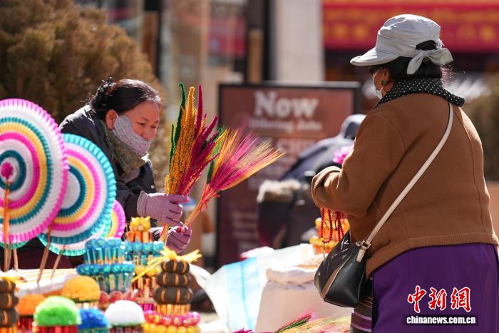 Si avvicina il Capodanno tibetano, l'atmosfera festosa cresce per le strade di Lhasa