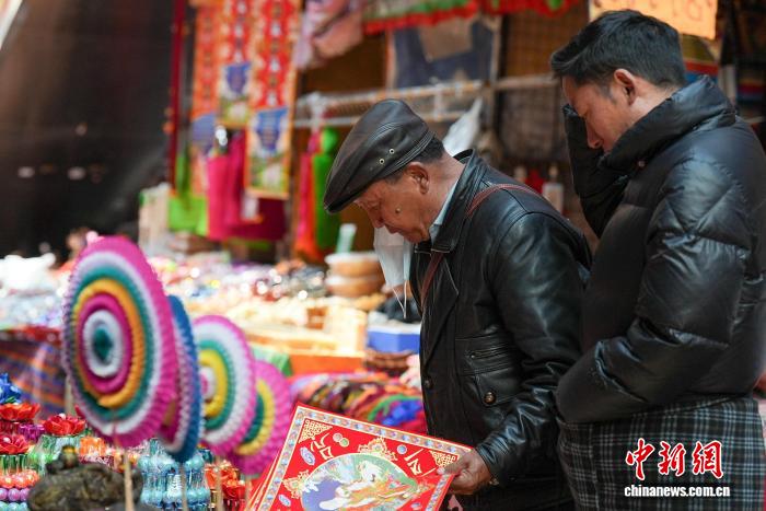 Si avvicina il Capodanno tibetano, l'atmosfera festosa cresce per le strade di Lhasa