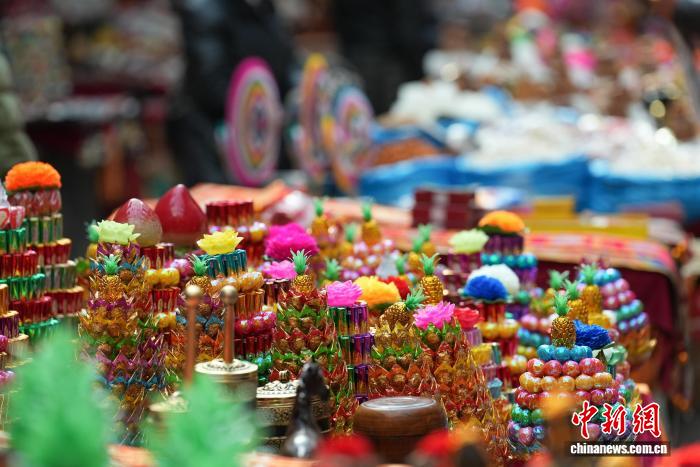 Si avvicina il Capodanno tibetano, l'atmosfera festosa cresce per le strade di Lhasa