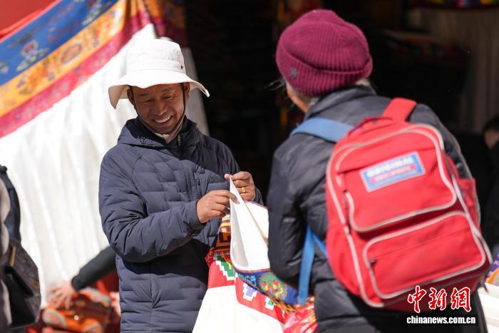 Si avvicina il Capodanno tibetano, l'atmosfera festosa cresce per le strade di Lhasa