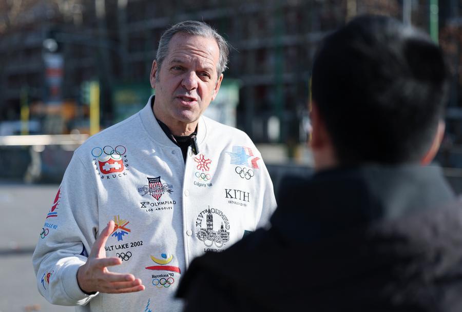 Marco Balich, responsabile creativo della cerimonia di apertura dei Giochi Olimpici Invernali di Milano-Cortina 2026, rilascia un'intervista all'agenzia Xinhua davanti allo stadio San Siro di Milano. (26 gennaio 2026 - Xinhua/Du Xiaoyi)
