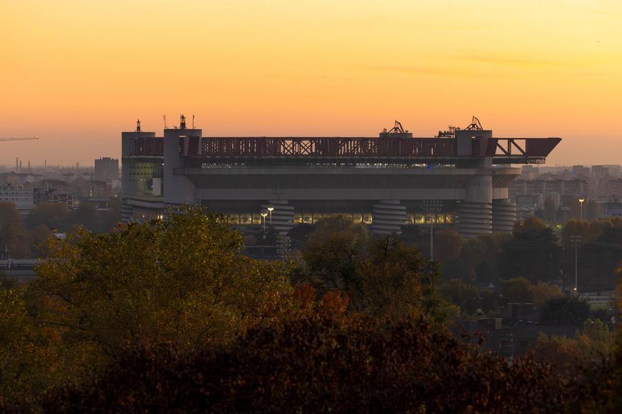 Vista dello stadio San Siro a Milano, in Italia. (4 novembre 2025 - Xinhua/Li Jing)