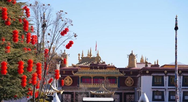 Si avvicina il Capodanno tibetano, l'atmosfera festosa cresce per le strade di Lhasa