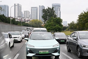 Il primo veicolo cinese con targa di livello 3 per la guida autonoma entra in circolazione a Chongqing
