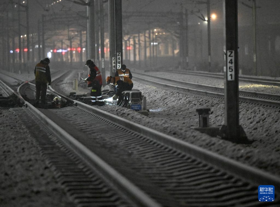 Zhengzhou garantisce il funzionamento dell'hub ferroviario ad alta velocità anche in condizioni di ghiaccio e neve