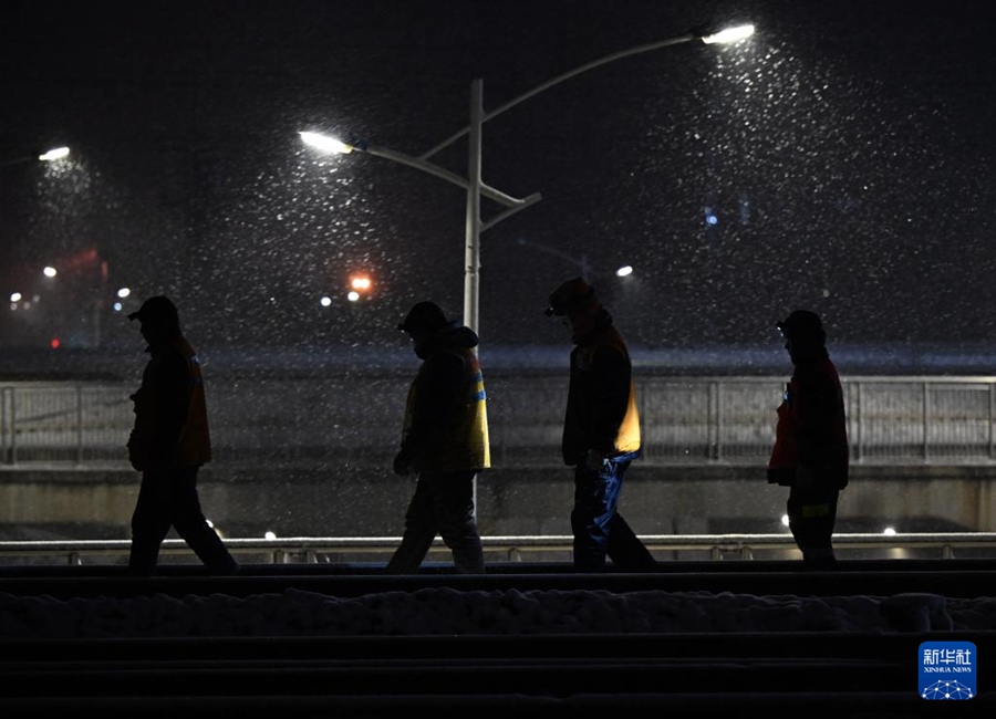 Zhengzhou garantisce il funzionamento dell'hub ferroviario ad alta velocità anche in condizioni di ghiaccio e neve