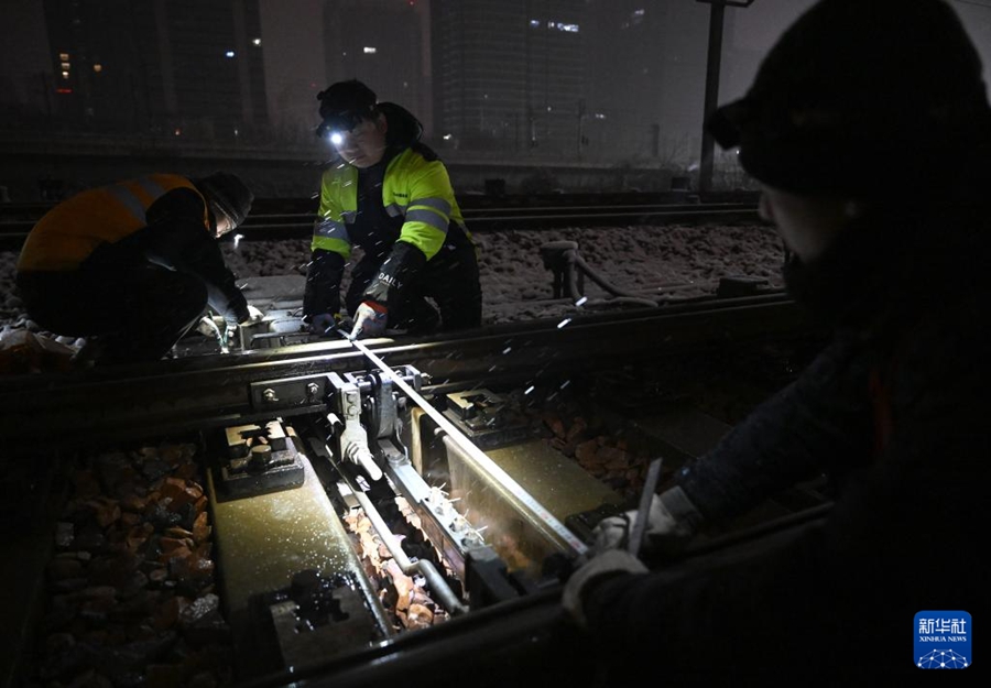 Zhengzhou garantisce il funzionamento dell'hub ferroviario ad alta velocità anche in condizioni di ghiaccio e neve