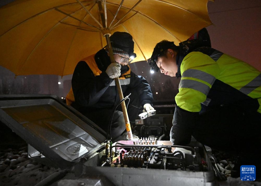 Zhengzhou garantisce il funzionamento dell'hub ferroviario ad alta velocità anche in condizioni di ghiaccio e neve