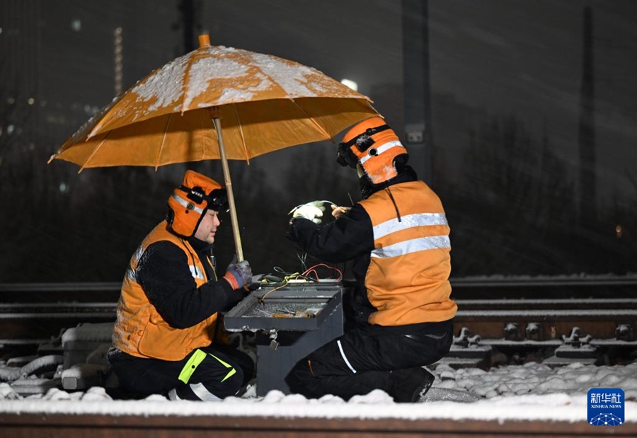 Zhengzhou garantisce il funzionamento dell'hub ferroviario ad alta velocità anche in condizioni di ghiaccio e neve