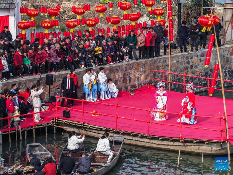 Hangzhou, attività festive in vista del Capodanno cinese nel villaggio di Mojiaqiao