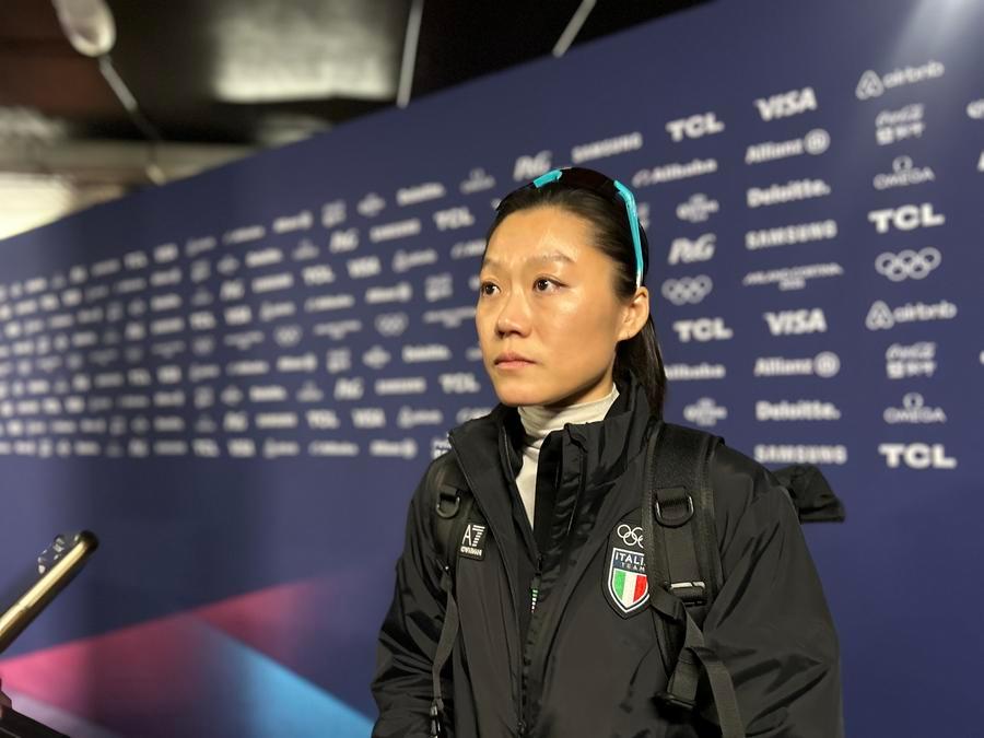 L'allenatrice di pattinaggio di velocità su short track dell'Italia, Qi Mengyao, rilascia un'intervista all'agenzia Xinhua a Milano. (2 febbraio 2026 - Xinhua/Gao Meng)