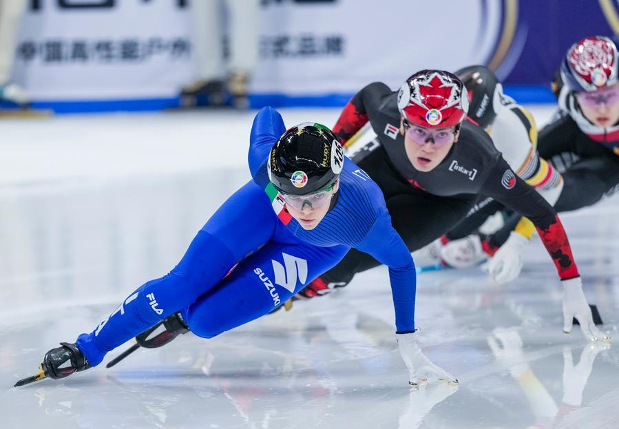 Arianna Fontana (a sinistra), dell'Italia, in azione durante la finale A dei 1000 metri femminili ai Campionati del Mondo ISU di pattinaggio di velocità su short track a Beijing. (15 marzo 2025 - Xinhua/Sun Fei)