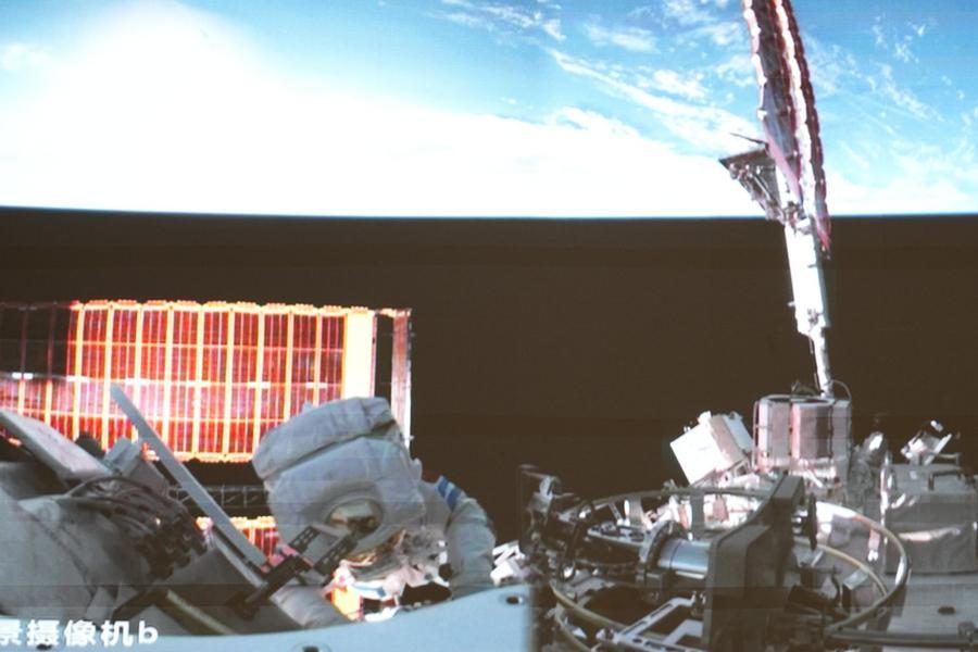 Fermo immagine, ripreso presso il Centro di controllo aerospaziale di Beijing, mostra l'astronauta Wu Fei della missione Shenzhou-21 mentre svolge attività extraveicolari all'esterno della stazione spaziale cinese in orbita. (9 dicembre 2025 - Xinhua/Liu Yi)