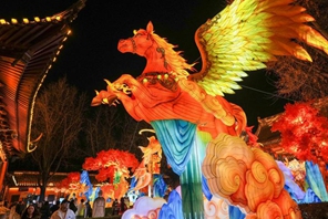 Lanterne decorative esposte a Nanjing per celebrare l'imminente anno nuovo