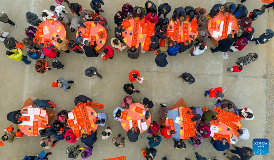 Preparativi per la Festa di Primavera in corso in tutta la Cina