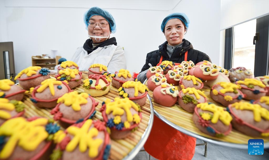 Preparativi per la Festa di Primavera in corso in tutta la Cina