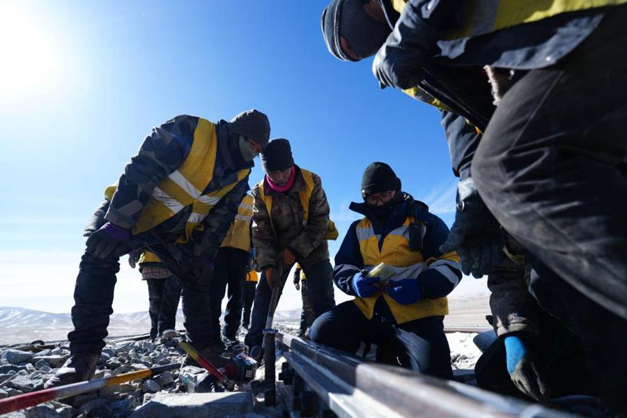 Meccanici ferroviari garantiscono i viaggi della Festa di Primavera tra i Monti Kunlun