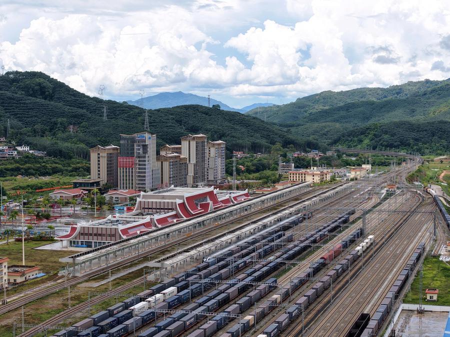 Treni merci transitano nei pressi della stazione ferroviaria di Mohan, sulla linea ferroviaria Cina-Laos, nella provincia dello Yunnan, nel sud-ovest della Cina. (21 settembre 2025 - Xinhua/Xing Guangli)