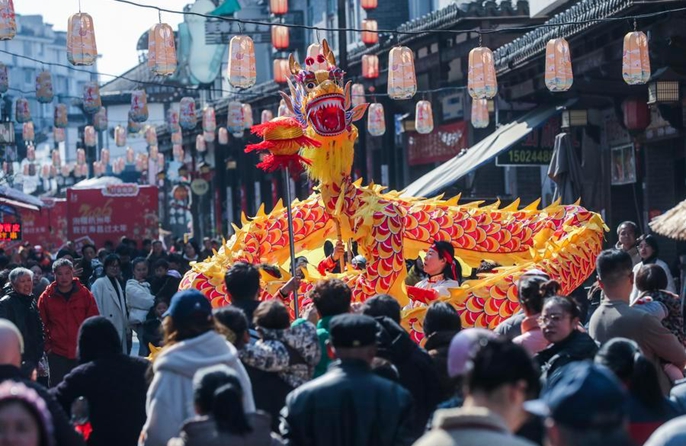 I giovani viaggiatori sono alla ricerca di autentiche atmosfere della Festa di Primavera nelle città più piccole