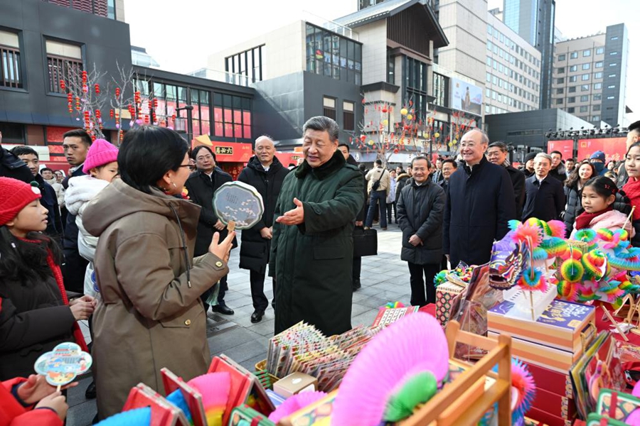 Xi Jinping visita funzionari e cittadini a Beijing e porge gli auguri di Capodanno a tutto il popolo cinese