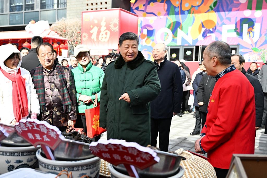 Xi Jinping visita funzionari e cittadini a Beijing e porge gli auguri di Capodanno a tutto il popolo cinese