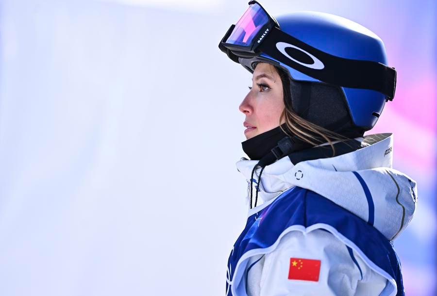 La cinese Gu Ailing dopo la finale femminile di freeski slopestyle ai Giochi Olimpici Invernali Milano-Cortina 2026 a Livigno. (9 febbraio 2026 - Xinhua/Zhang Hongxiang)