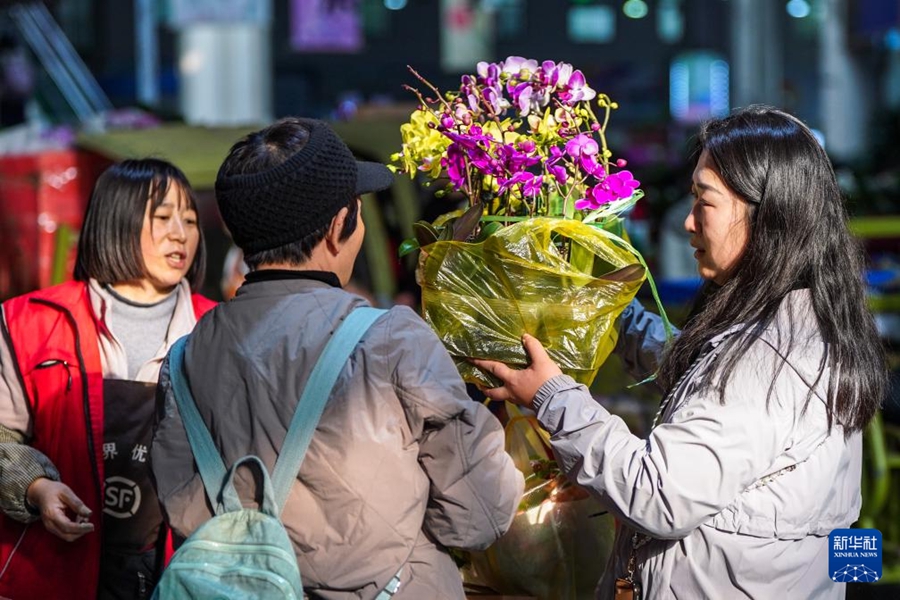 Il Mercato dei fiori Dounan registra un boom di vendite per il Capodanno cinese