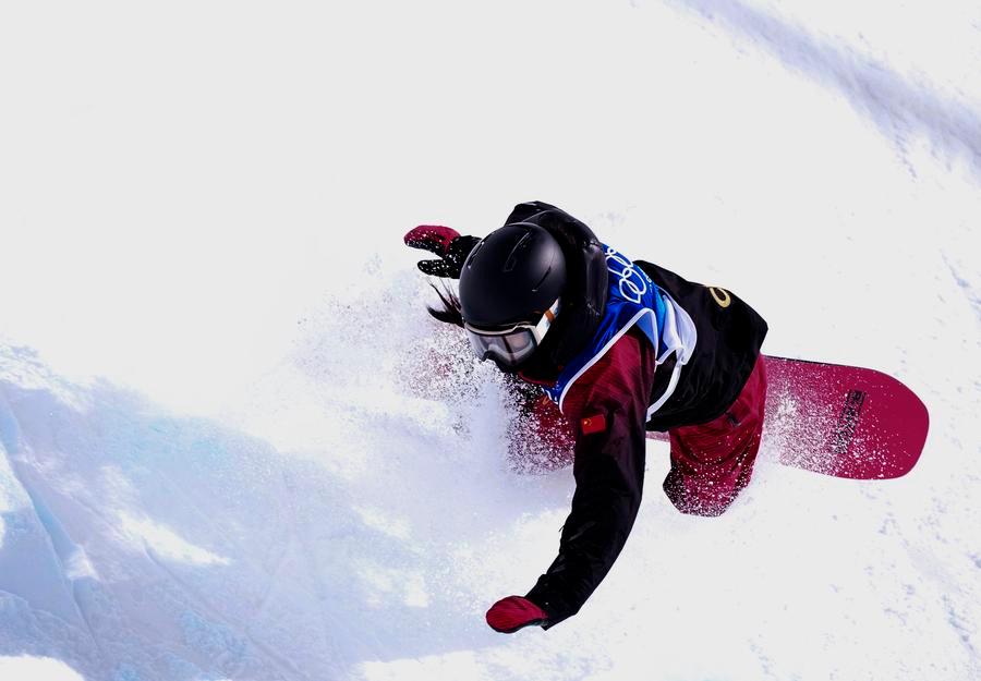 La cinese Liu Jiayu cade durante le qualificazioni per l'halfpipe di snowboard femminile ai Giochi Olimpici Invernali di Milano-Cortina 2026 a Livigno. (11 febbraio 2026 - Xinhua/Wu Huiwo)