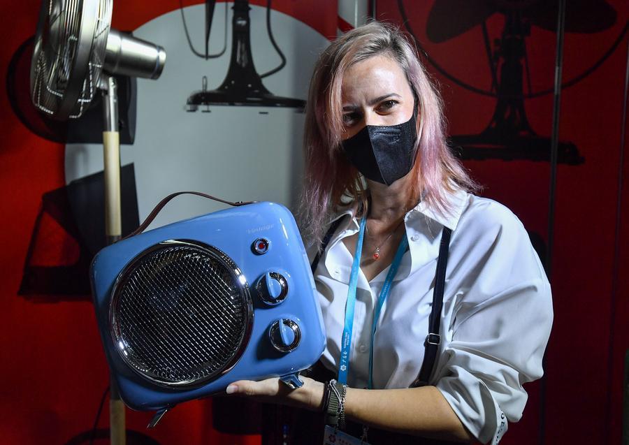 La designer italiana Laura Minmini mostra un'opera da lei progettata durante la 130a edizione della China Import and Export Fair, nota anche come Fiera di Canton, a Guangzhou, nella provincia meridionale del Guangdong. (15 ottobre 2021 - Xinhua/Liu Dawei)