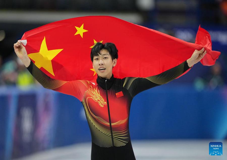 Il cinese Sun Long vince l'argento nei 1000 metri di short track maschile di pattinaggio a Milano-Cortina