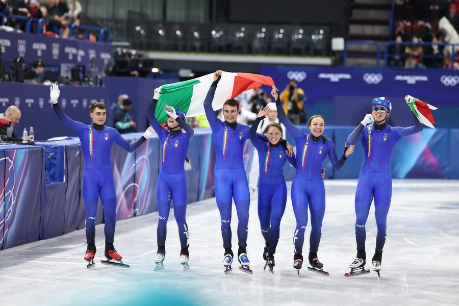 I membri della squadra italiana festeggiano dopo la finale A della staffetta mista a squadre di pattinaggio di velocità su short track ai Giochi Olimpici Invernali di Milano-Cortina 2026 a Milano. (10 febbraio 2026 - Xinhua/Li Ming)