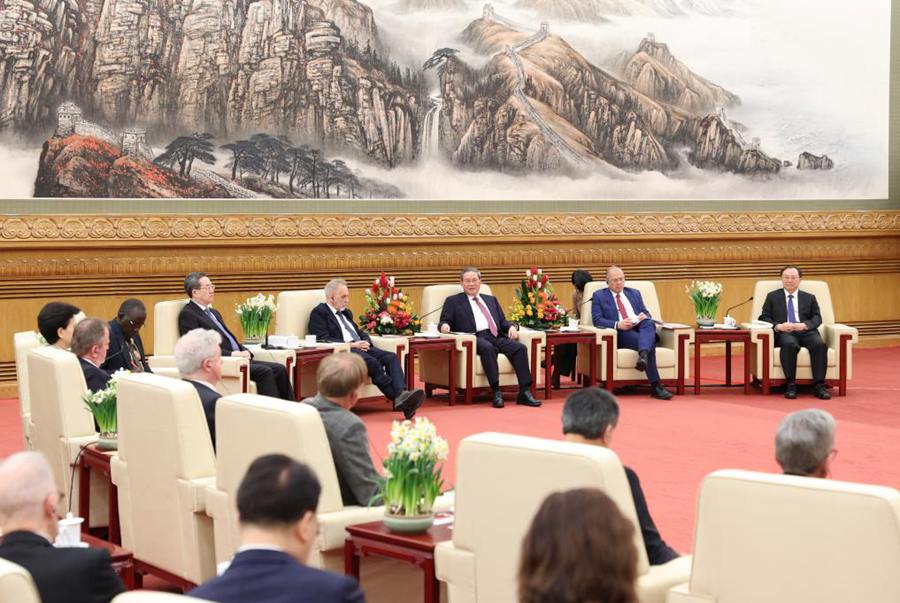 Il premier cinese Li Qiang ospita un simposio per i rappresentanti degli esperti stranieri vincitori del Premio di amicizia del governo cinese 2025, nonché per altri esperti stranieri che lavorano in Cina, in vista della Festa di Primavera, presso la Grande Sala del Popolo di Beijing, capitale della Cina. (13 febbraio 2026 - Xinhua/Huang Jingwen)