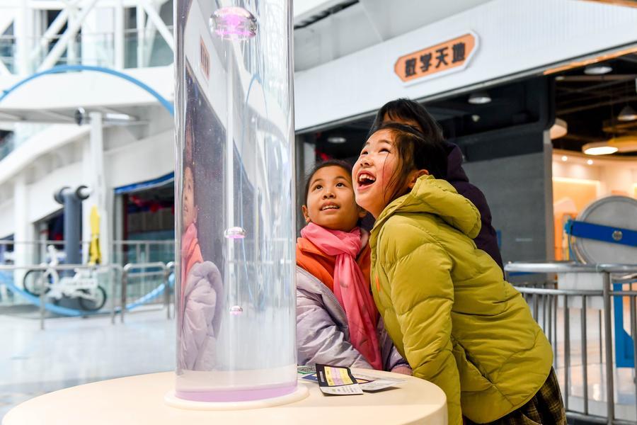 Bambini sperimentano un dispositivo scientifico sperimentale presso un museo della scienza e della tecnologia a Taizhou, nella provincia orientale cinese del Jiangsu. (6 febbraio 2026 - Xinhua/Yang Yugang)